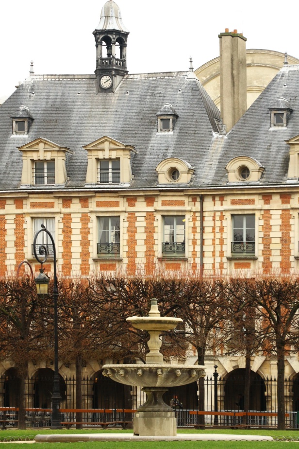 PARIS place des VOSGES  1  Memoire de France - Beaute et Paysages de notre Belle France - Guy Peinturier